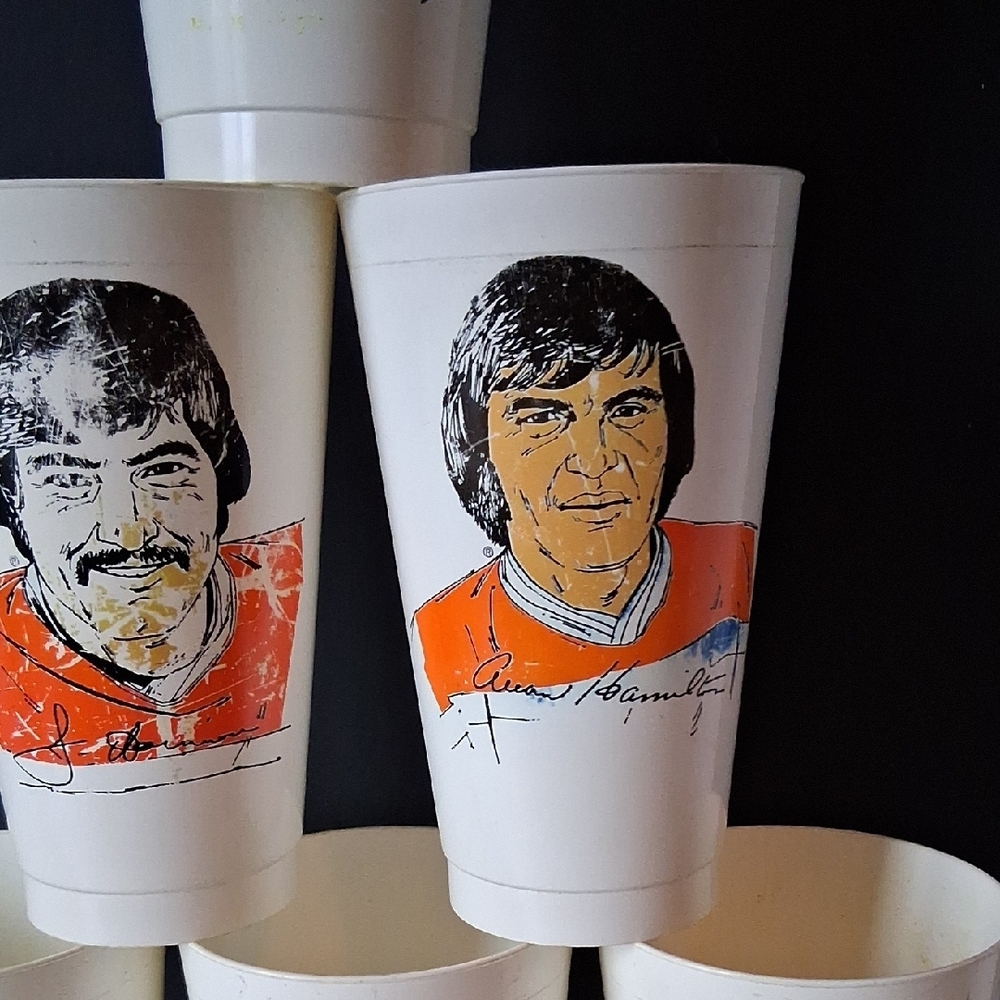 Vintage WHA Illustrated White and Orange Cups Set - Picture 9 of 16